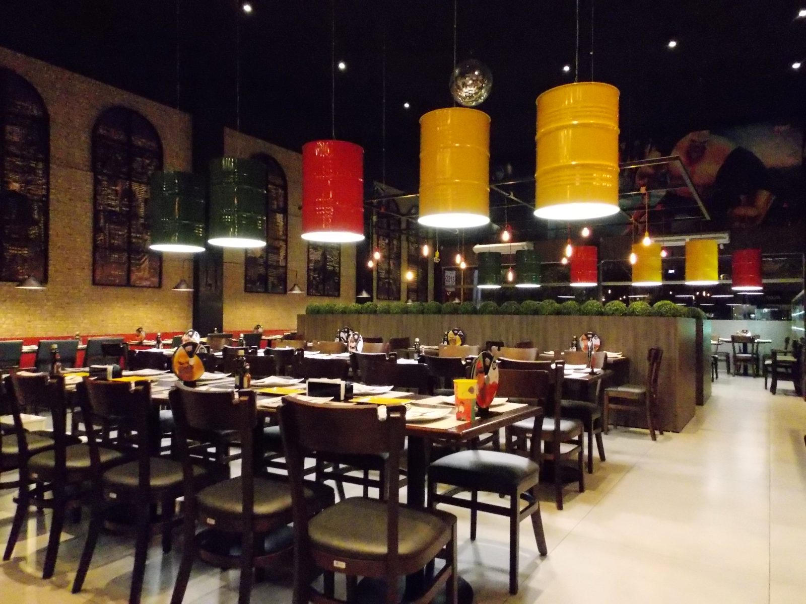 Salão de pizzaria com cadeiras escuras estofadas