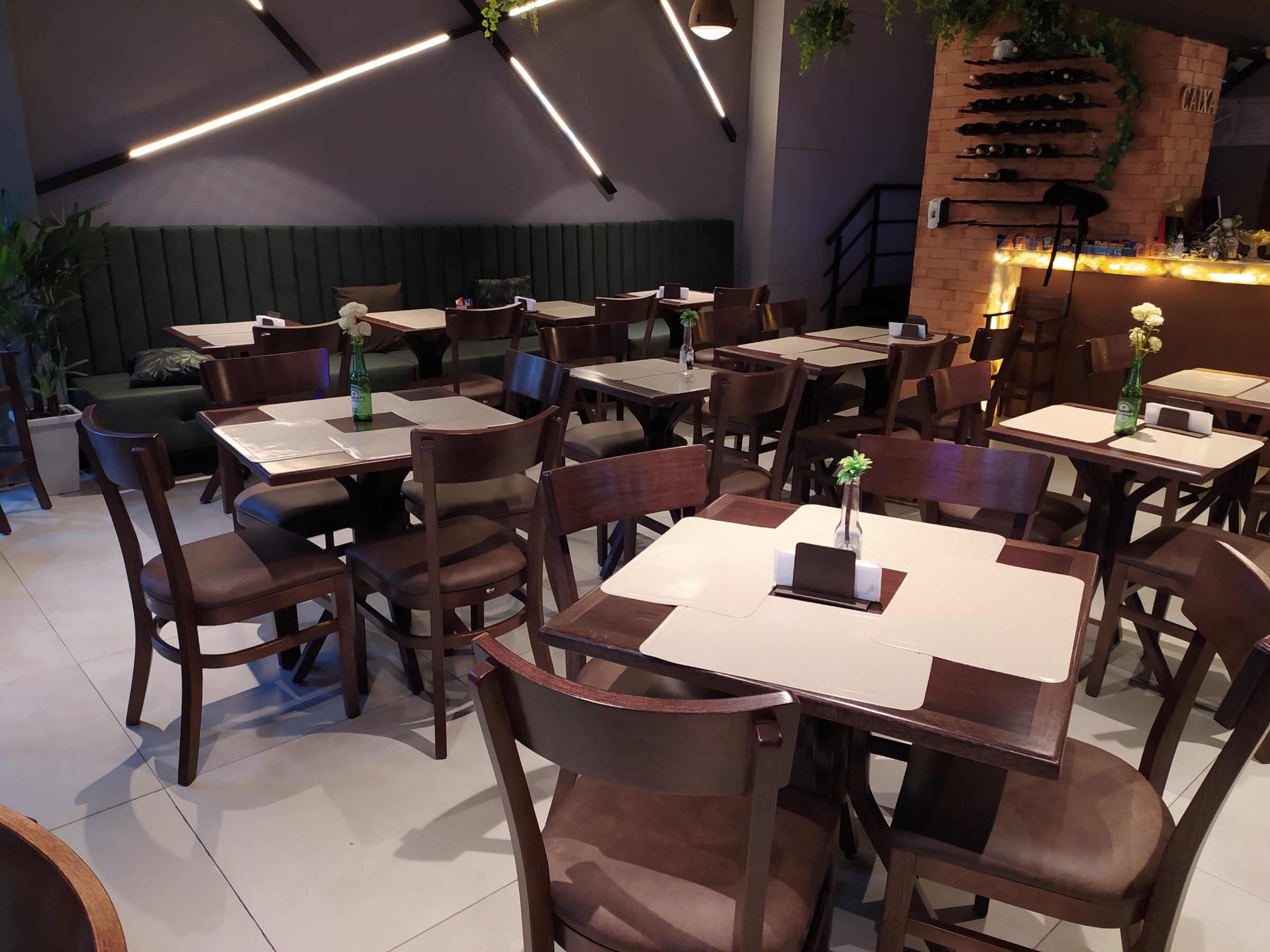 Salão de restaurante cliente com mesas e cadeiras de madeira
